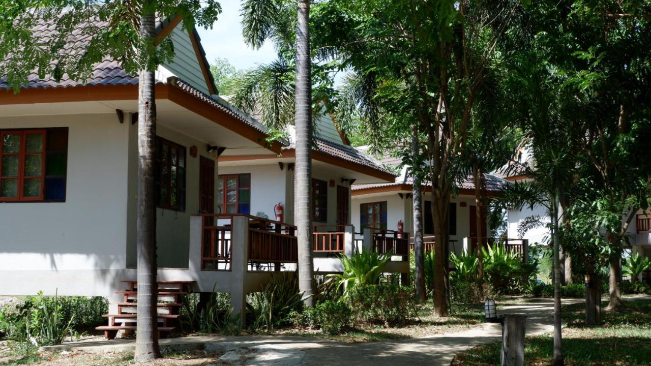 Resort Railumpoo Накхонсаван Екстер'єр фото